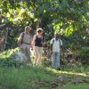 Een groep mensen navigeert door het dichte gebladerte van Salto La Jalda in de jungle.